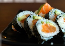 SALMON AVOCADO CUT ROLL